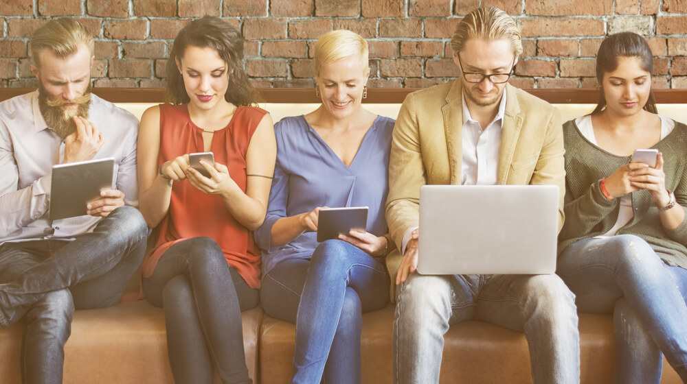 فرضيات علم النفس حول تعلّقنا بأجهزتنا الذكية
