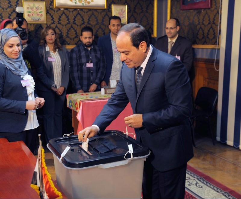 المصريون يصوتون في انتخابات الرئاسة مع توقع بفوز السيسي