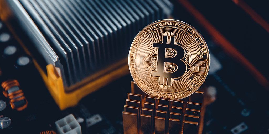 سعر بيتكوين يتفوق على بقية الأوعية الاستثمارية ويقفز 300% في عام