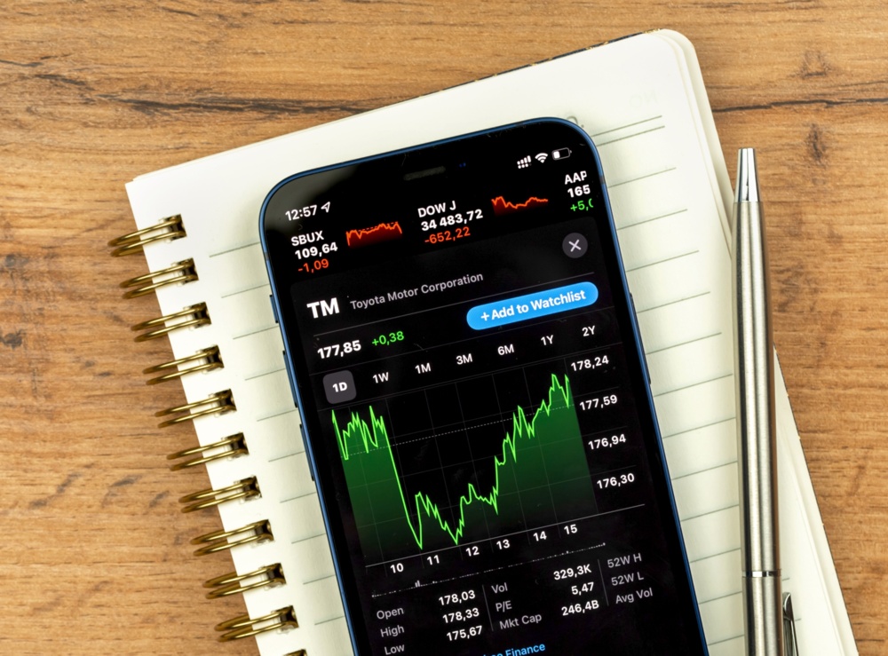سهم تويوتا يرتفع مع توجه اهتمام الشركة نحو السيارات الكهربائية
